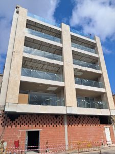 Edificio plurifamiliar entre medianeras de 14 viviendas con sotano para garaje y locales